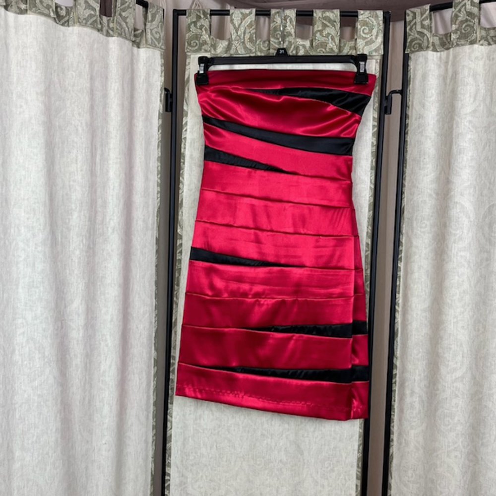 Women’s Strapless cocktail evening dress: Red & Black, Size 7/8, Brand: B Darlin